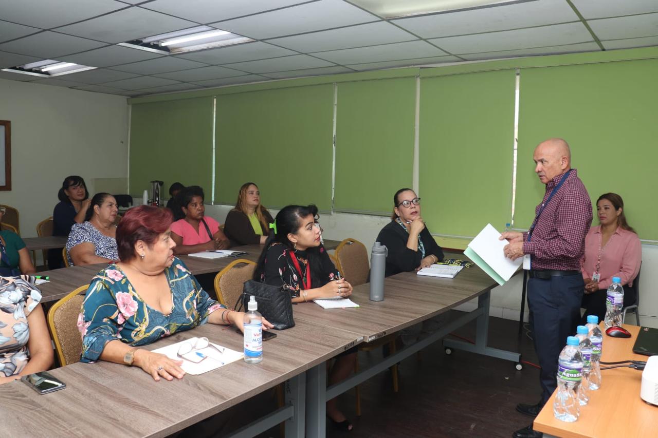 Orientan a personal administrativo sobre viáticos y caja menuda