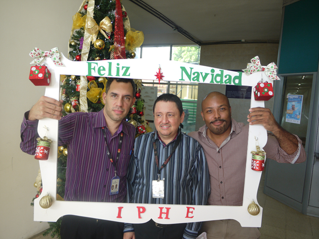 Colaboradores del IPHE se graban sus recuerdos navideños