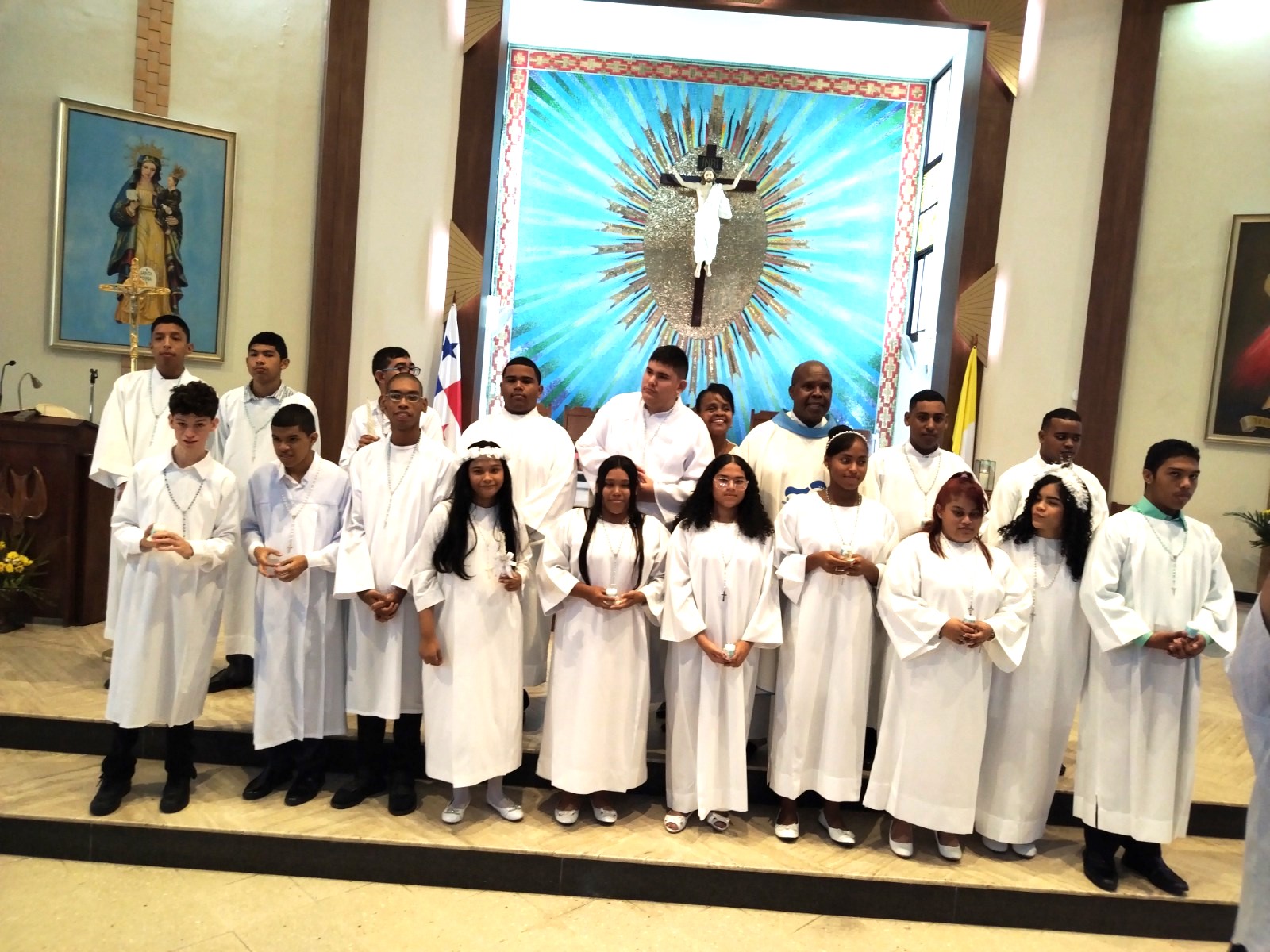 Estudiantes de la EVE reciben sacramentos de Comunión y Confirmación
