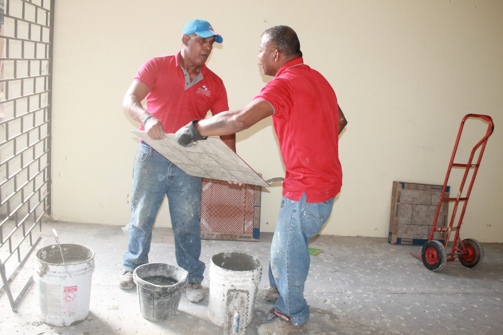 Colocan baldosas en área de la piscina terapéutica institucional
