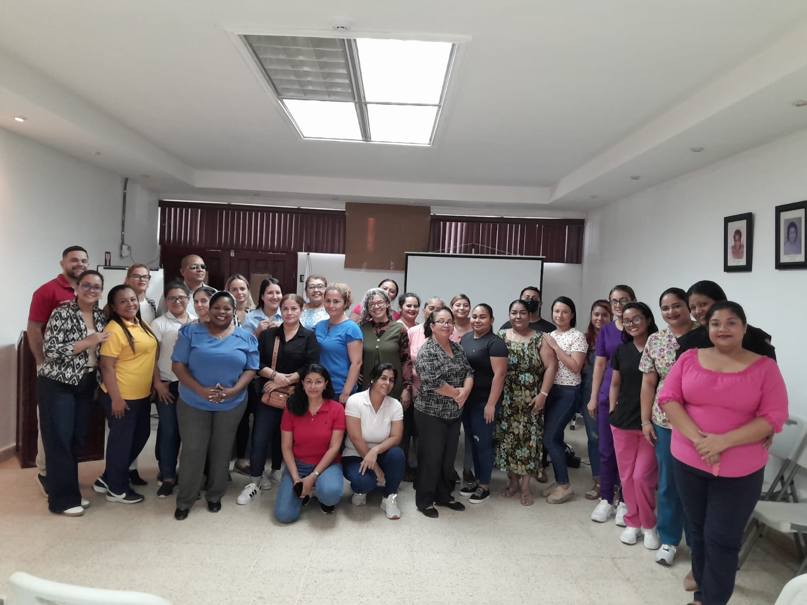 Orientan a padres de familia sobre cómo ingresar a los servicios y programas del IPHE