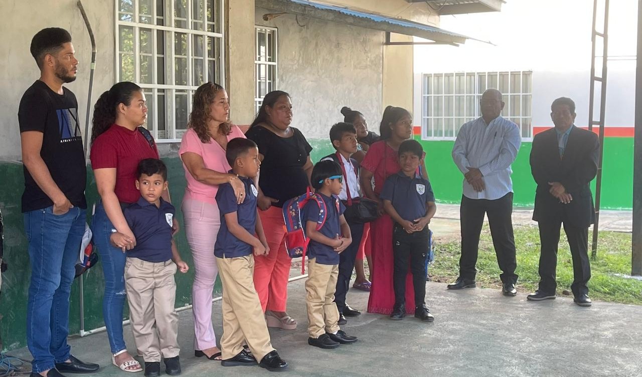 Estudiantes acuden al primer día de clases en Panamá Este