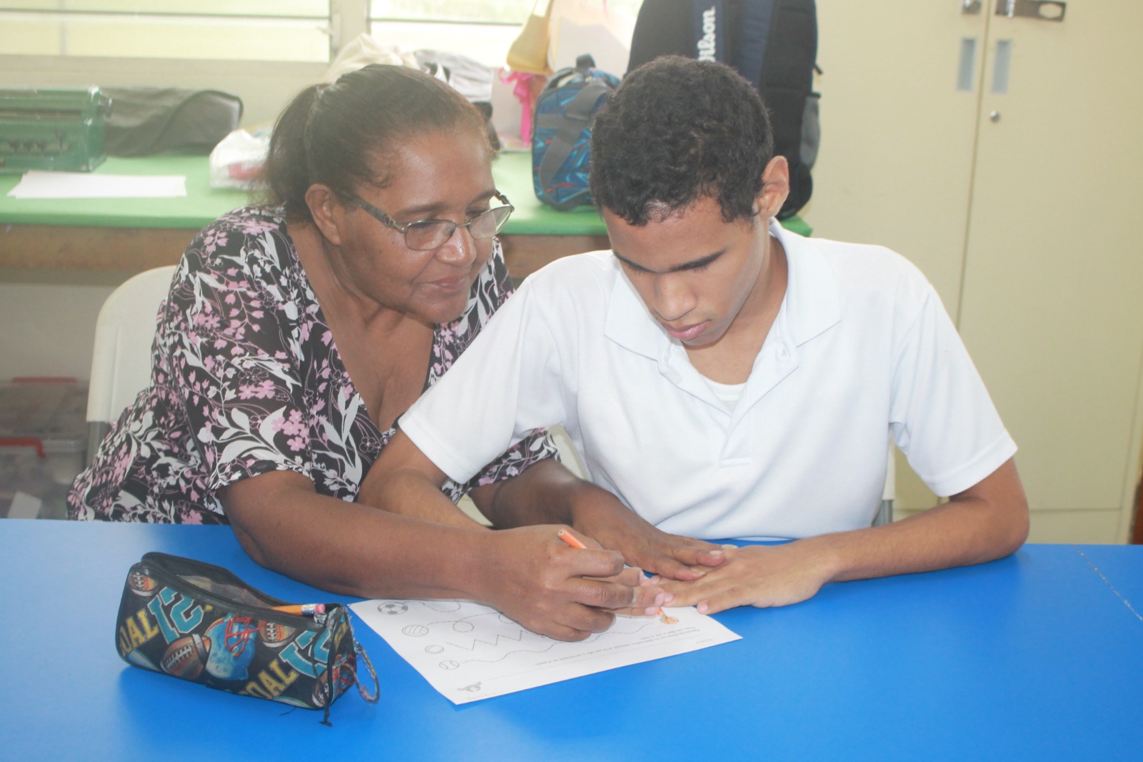 Fortalecen proceso de lectoescritura en estudiantes de Escuela de Ciegos
