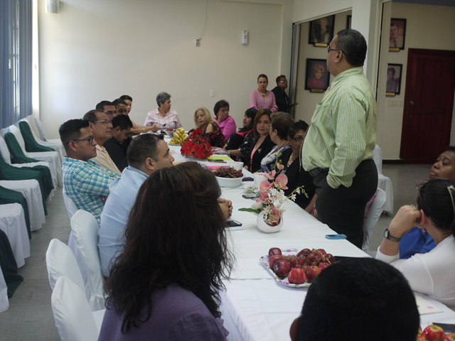 ANEIPHE celebra navidad con directivos del IPHE