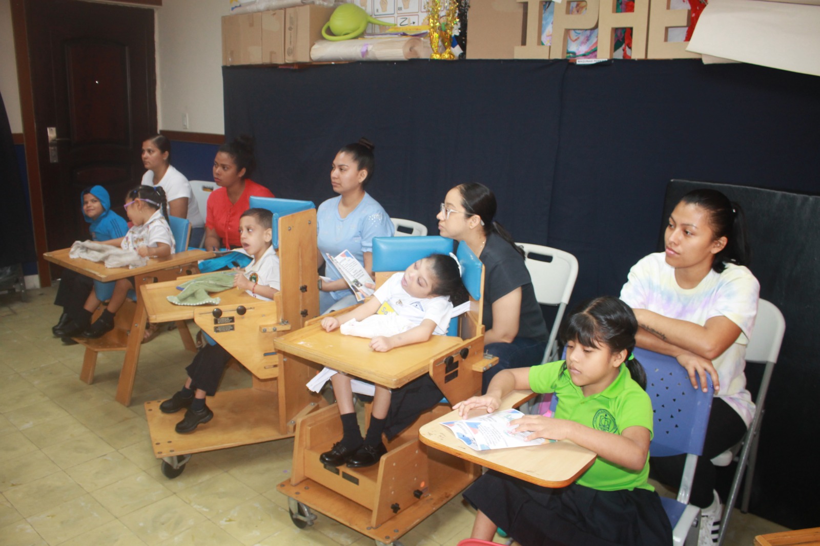 Especialistas en Terapia Física brindan Orientación a Padres sobre los Servicios Alternativos y Complementarios