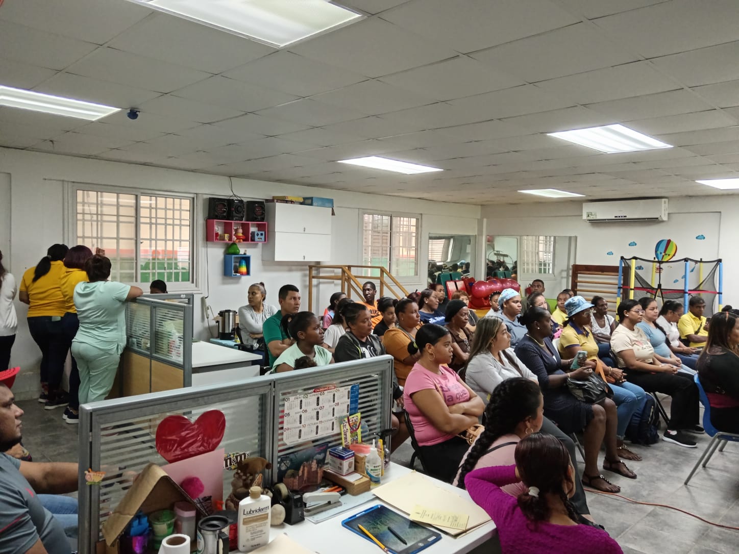 Padres de Colón reciben docencia sobre la buena alimentación