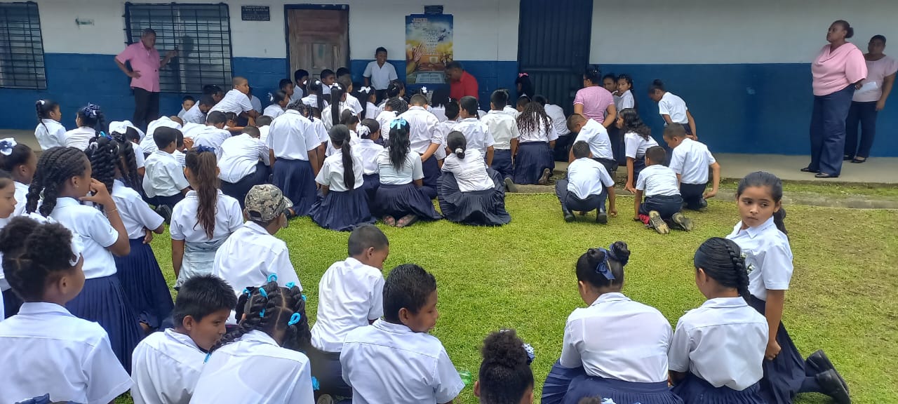 Estudiantes en Bocas del Toro participan del Vía Crucis
