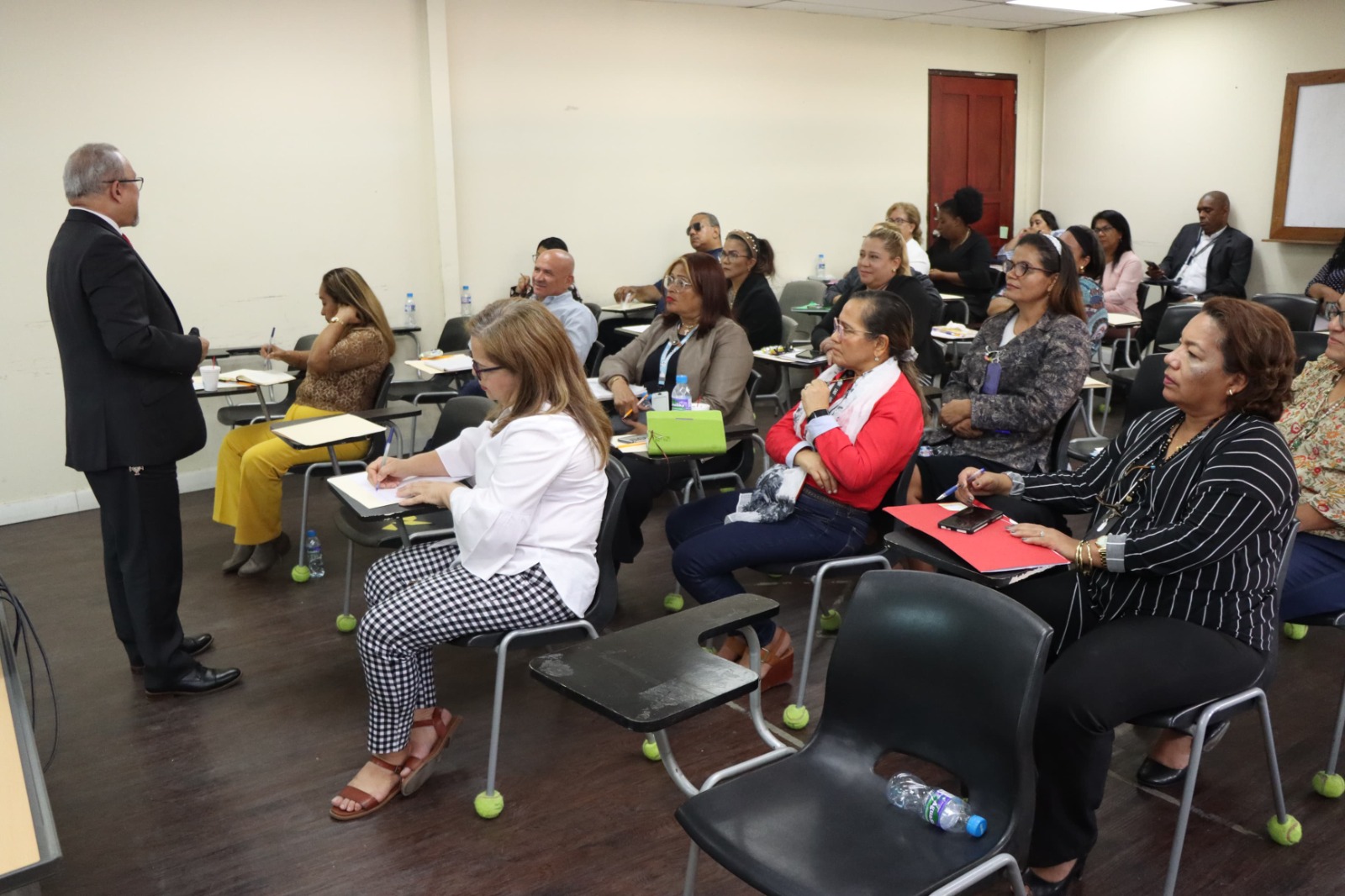 Dictan docencia sobre Procesos Disciplinarios en el IPHE