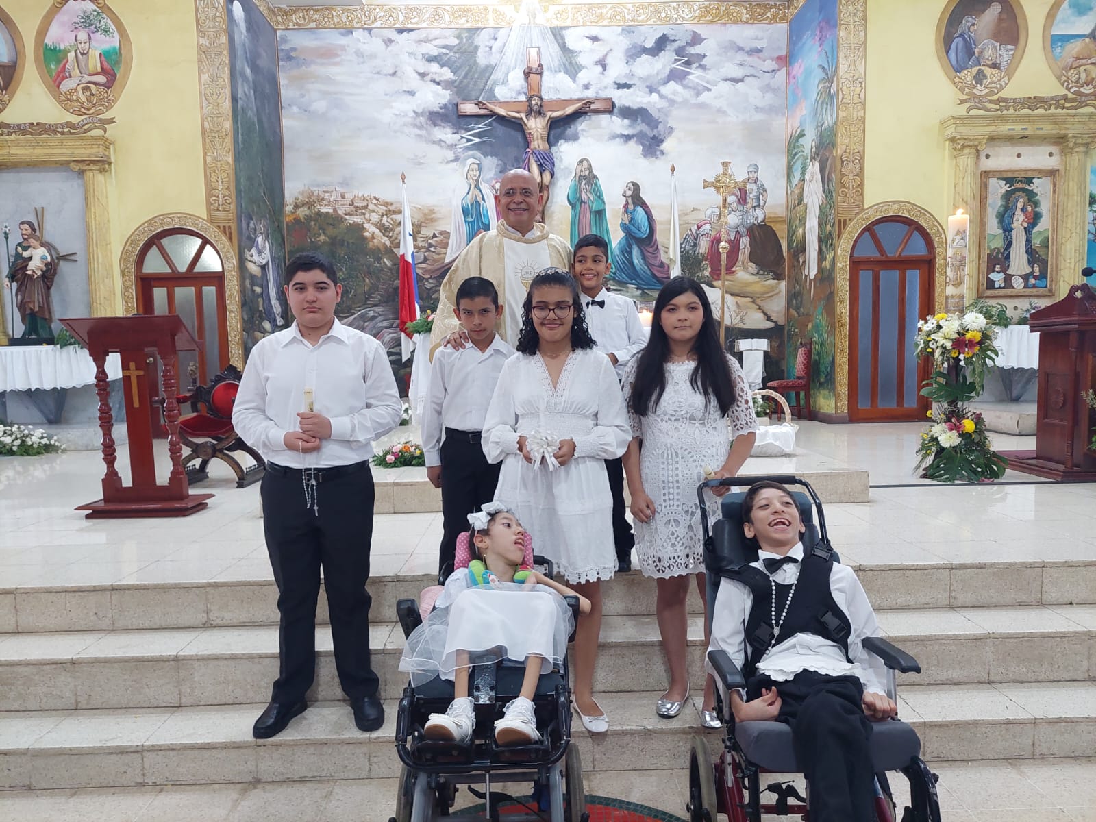 Estudiantes reciben sacramentos de Primera Comunión y Confirmación