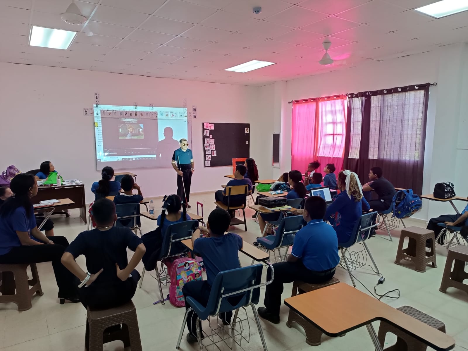 Estudiantes de Inclusión Celebran el Mes del Autismo