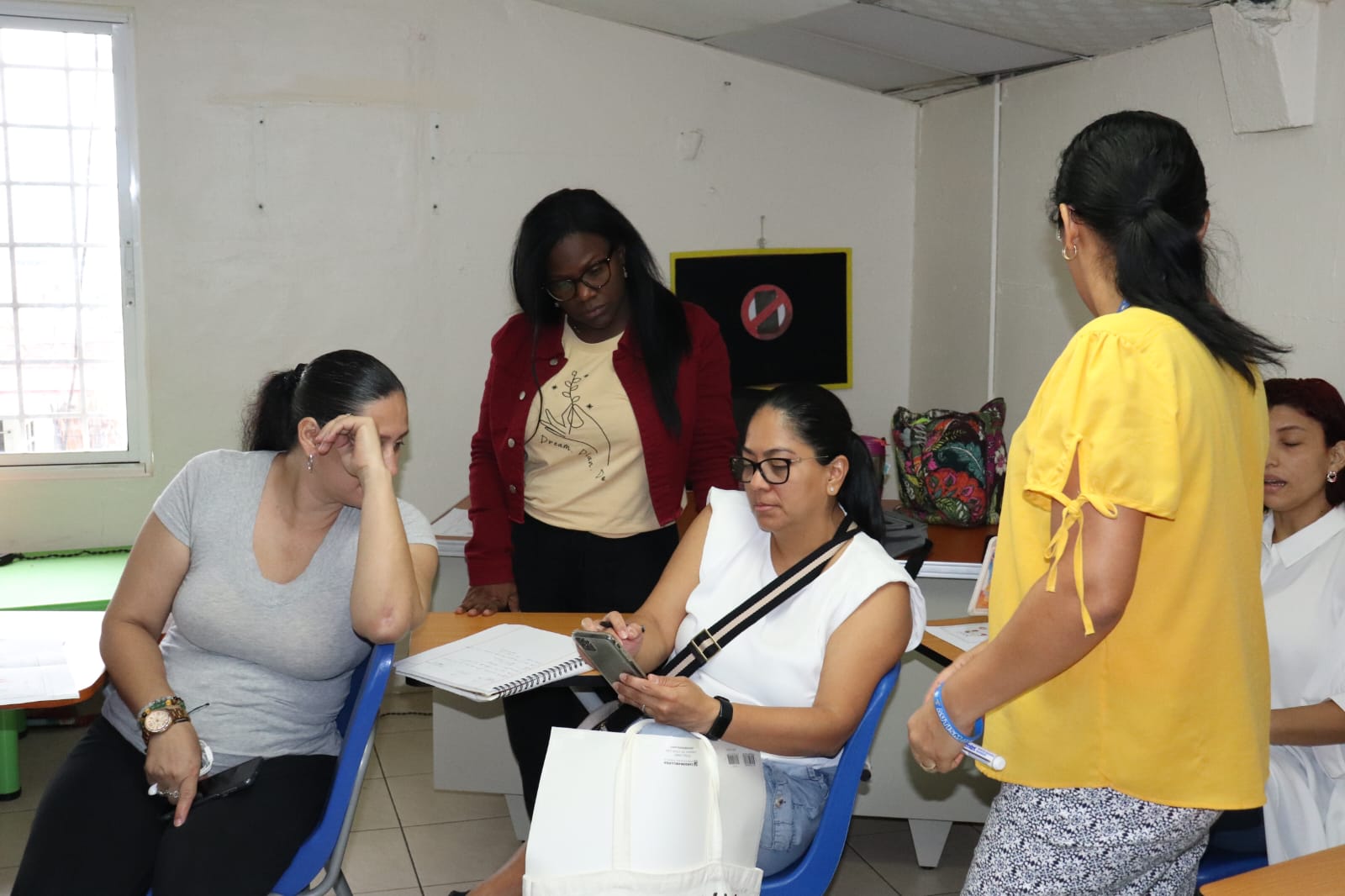 Orientan a padres de Autismo sobre manejo de píctogramas