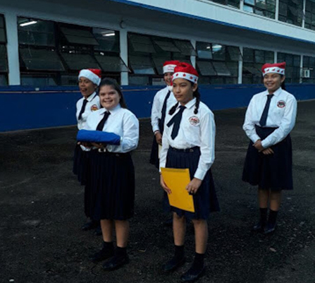 Estudiante de inclusión educativa iza pabellón patrio