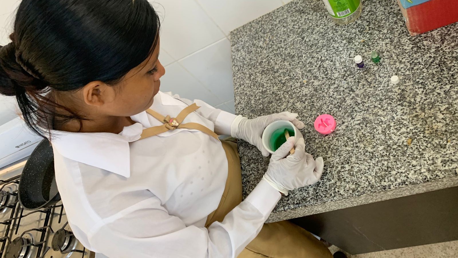 Estudiantes de CTI en Bocas del Toro elaboran Velas Aromáticas