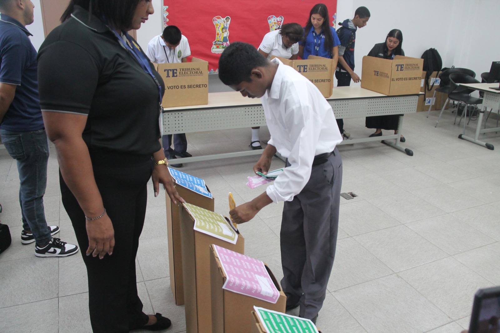 Estudiantes de Colón participan en simulacro de elecciones generales