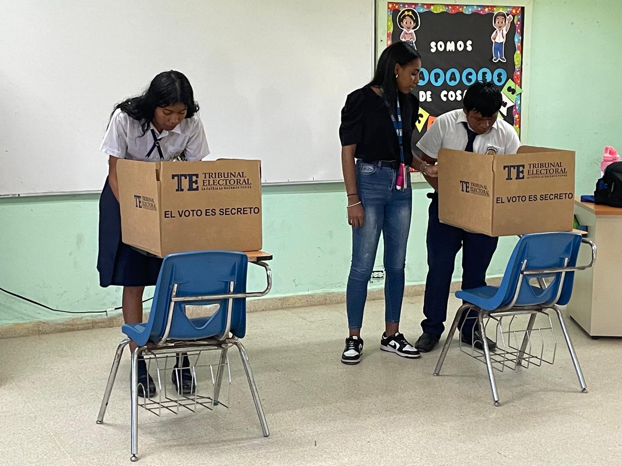 Realizan simulacro de votaciones con estudiantes de Bocas del Toro