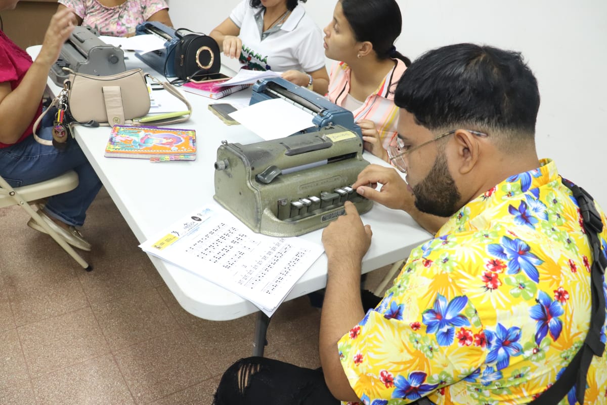 La comunidad educativa de Herrera se capacita sobre el uso de herramientas adaptadas