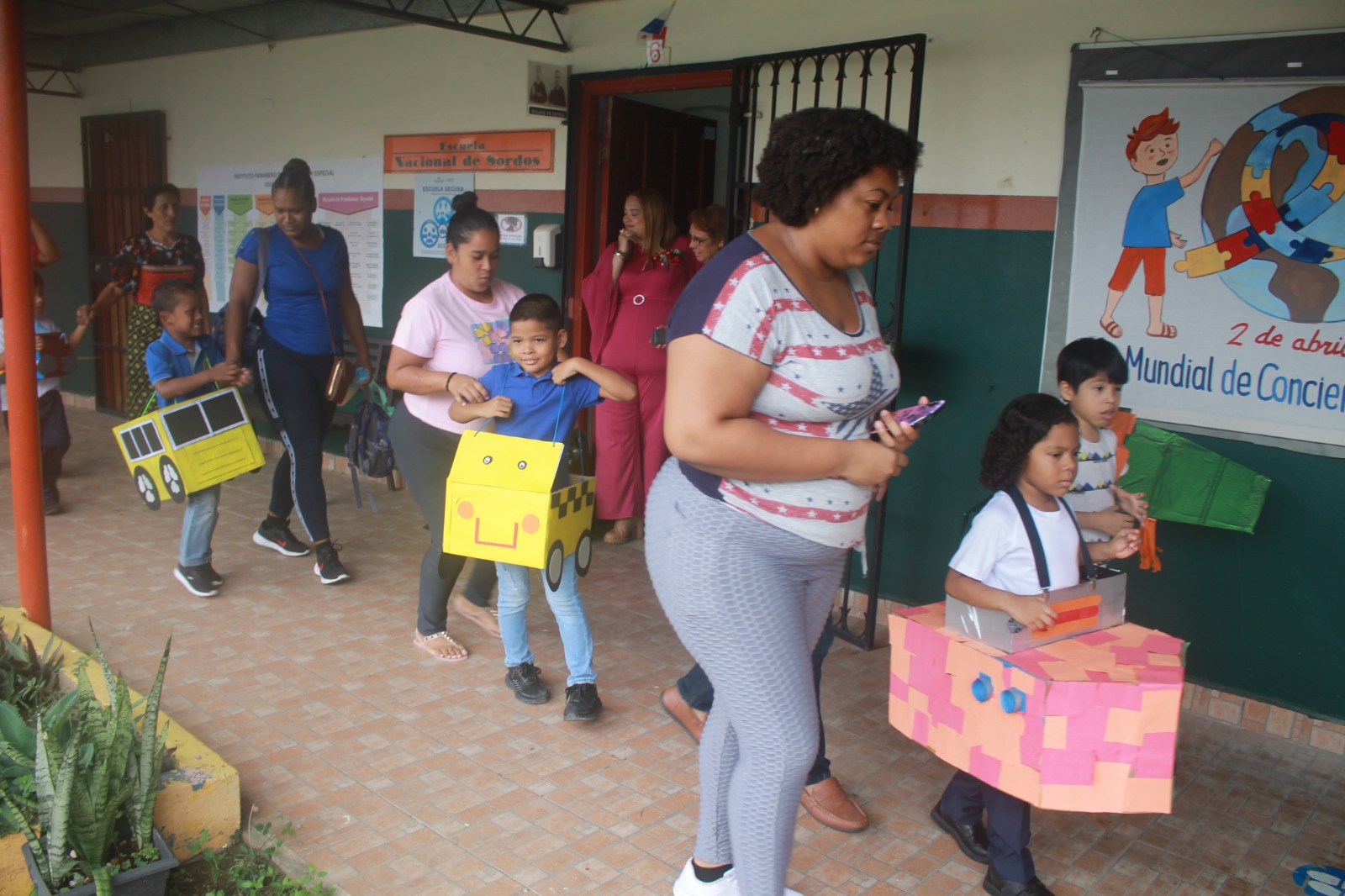 Promueven importancia de los medios de transporte en estudiantes con autismo