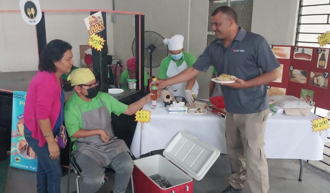 Estudiantes con Parálisis Cerebral Aprenden Matemáticas a través de la venta de Hot Dogs