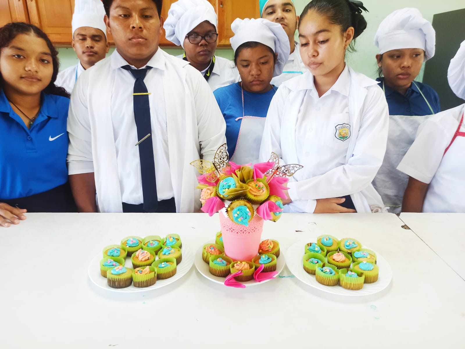 Estudiantes de CTI en Bocas del Toro aprenden decoración de postres