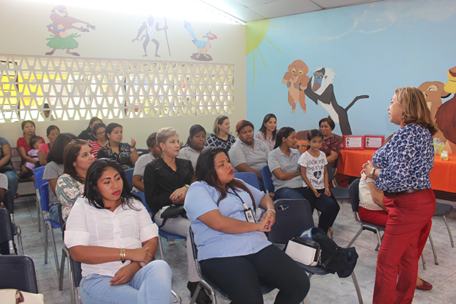 Madres de la Escuela Nacional de Sordos reciben agasajo