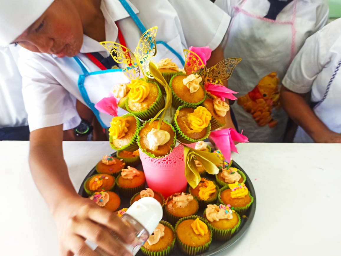 Alumnos de CTI de Bocas del Toro participan de taller de repostería