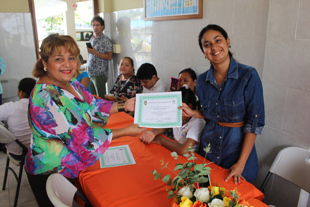 Culmina con éxito primer taller de repostería básica en la escuela Helen Keller