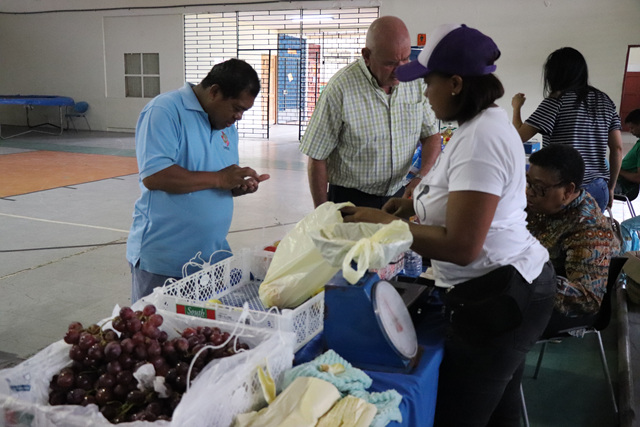 Artículos de la canasta básica a precios módicos en feria de alimentos en el IPHE