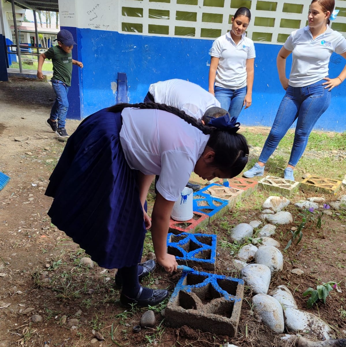 Realizan proyecto de jardinería en Bocas del Toro