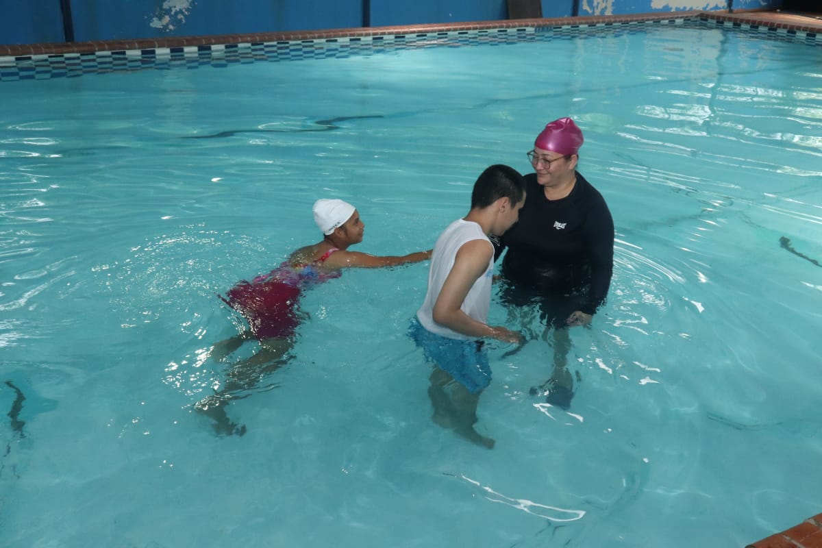 Estudiantes de Escuela de Ciegos reciben habilitación a través de clases de natación