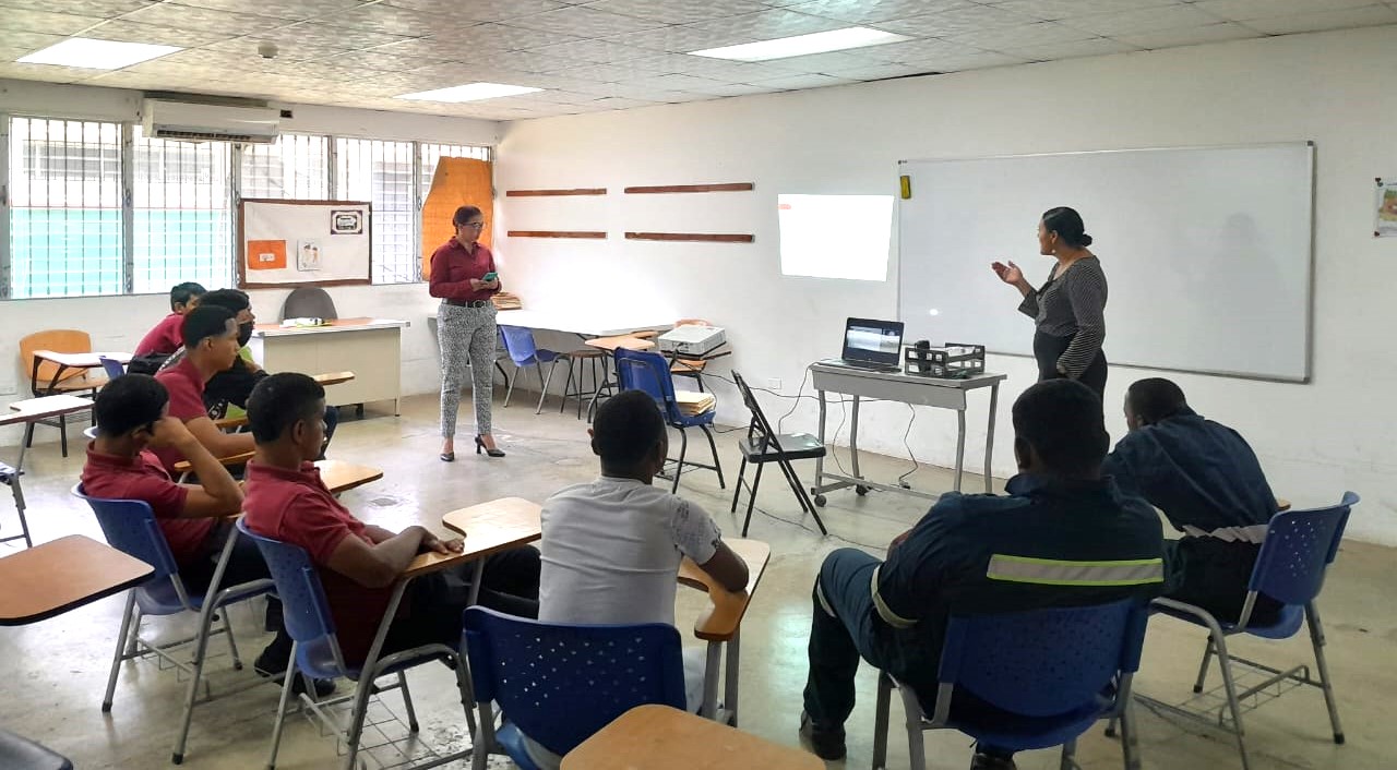 Orientan a estudiantes de la EVE sobre factores de riesgo social y conductas positivas