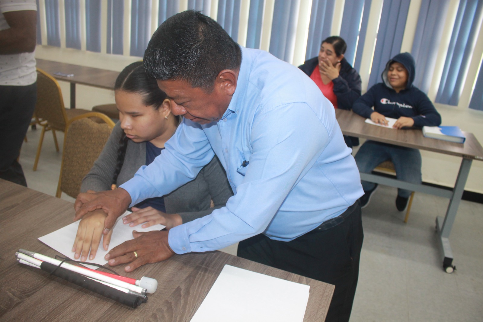 Estudiantes conocen dispositivo para personas con discapacidad visual