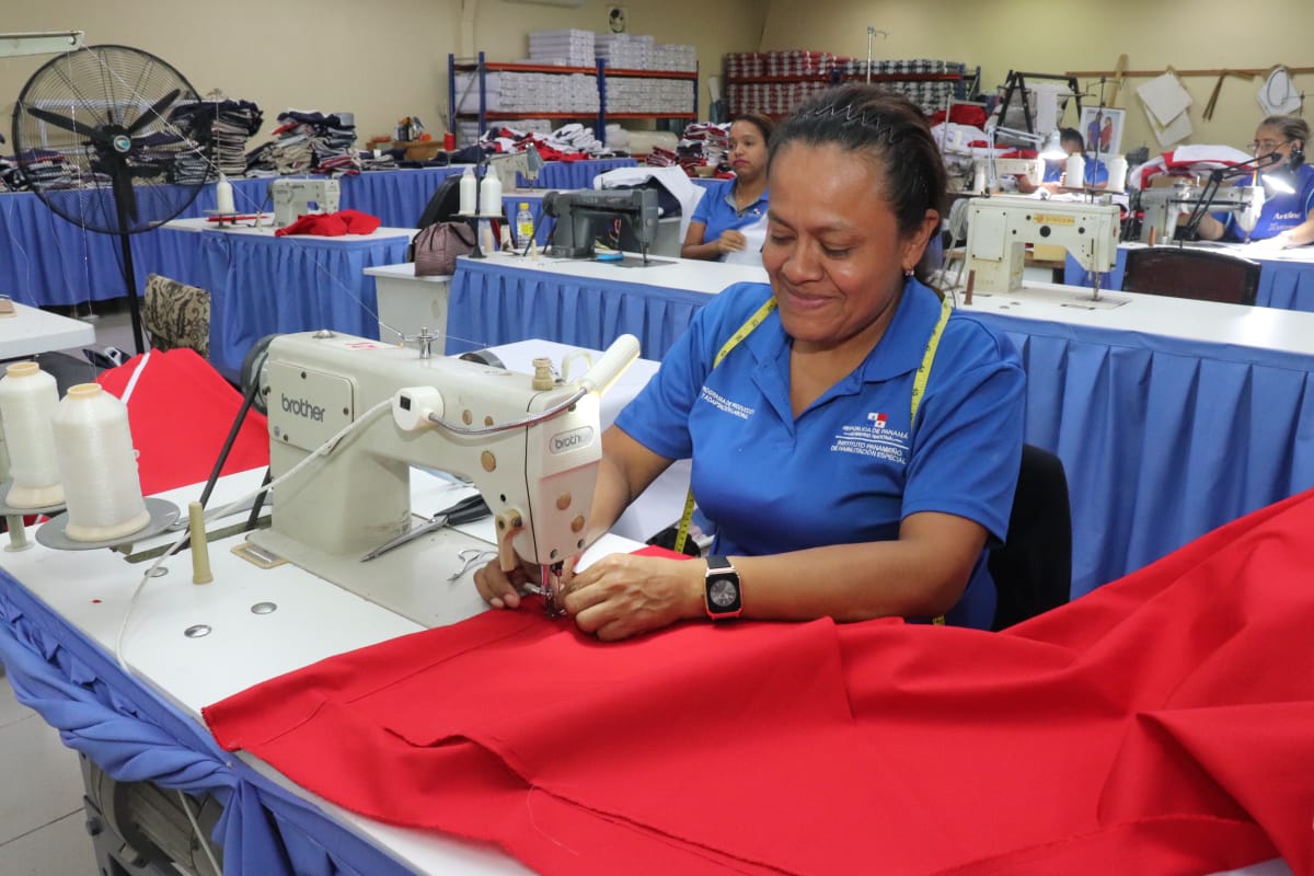 Horario extendido del Taller de Costura para la confección de Banderas