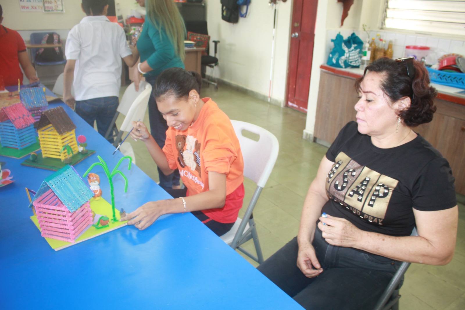 Estudiantes de Primaria Pre Vocacional de Escuela de Ciegos elaboran casas con palitos de madera