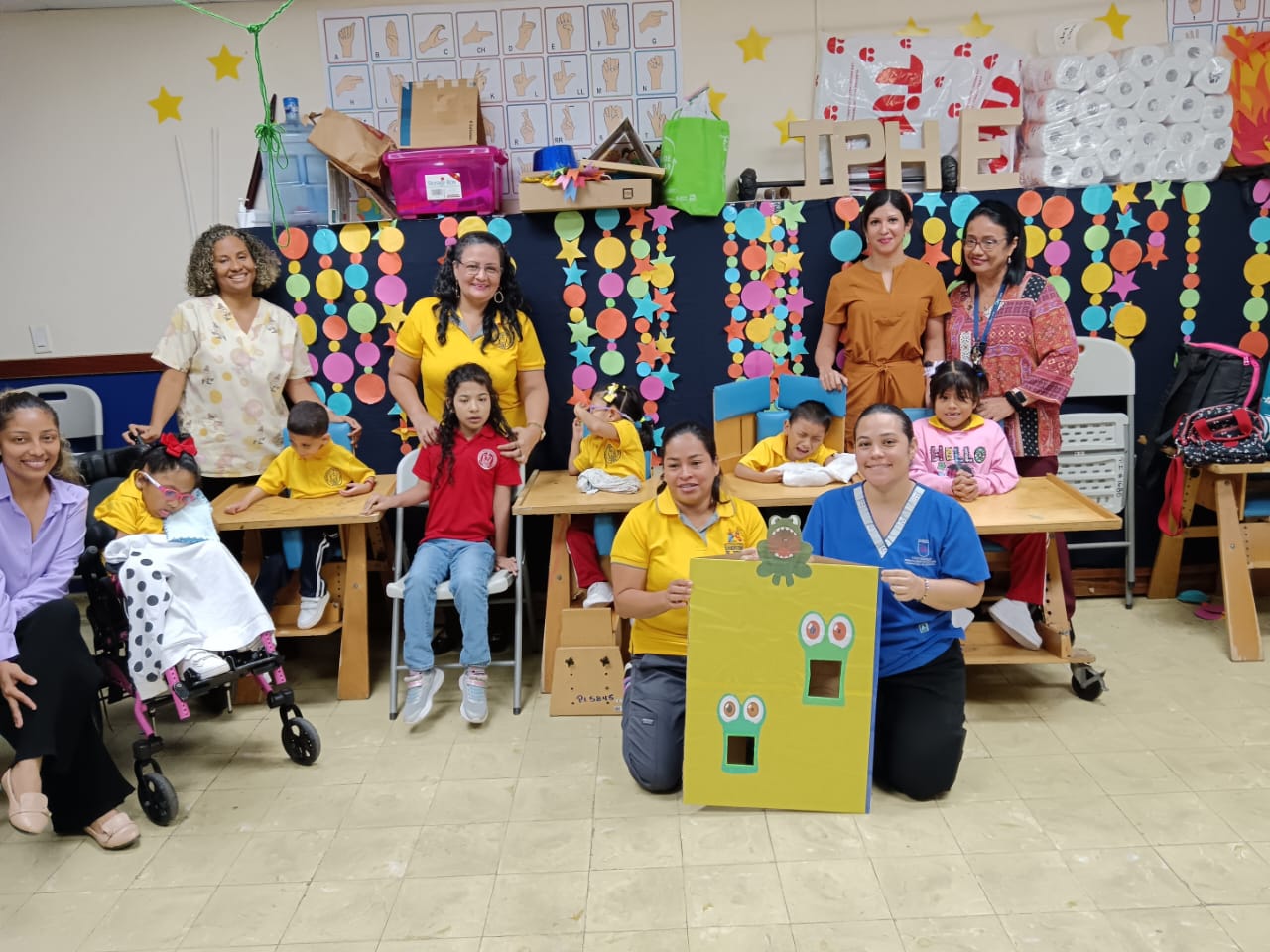 Estudiantes del Programa de Parálisis Cerebral participan en la actividad "Jugando con mis Manos"