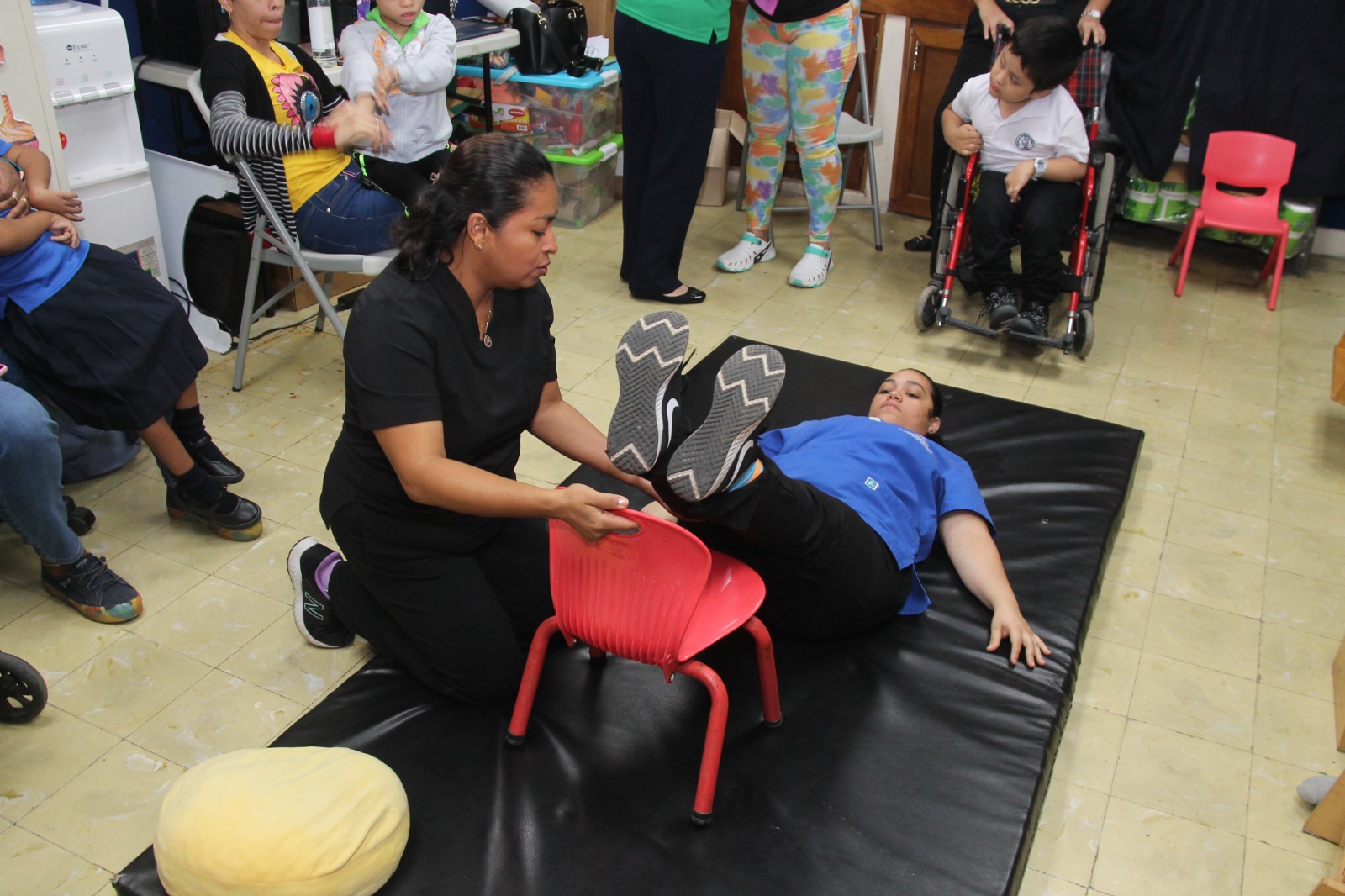 Padres de Familia Asisten a Taller de Higiene Postural y Prevención de Lesiones