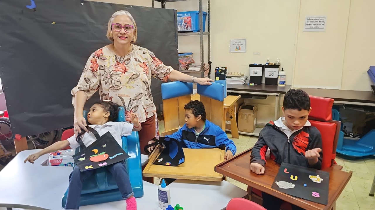 Estudiantes del Programa de Parálisis Cerebral confeccionan bolsas reutilizables