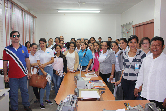 Alumnos de Udelas Azuero visitan instalaciones del  IPHE