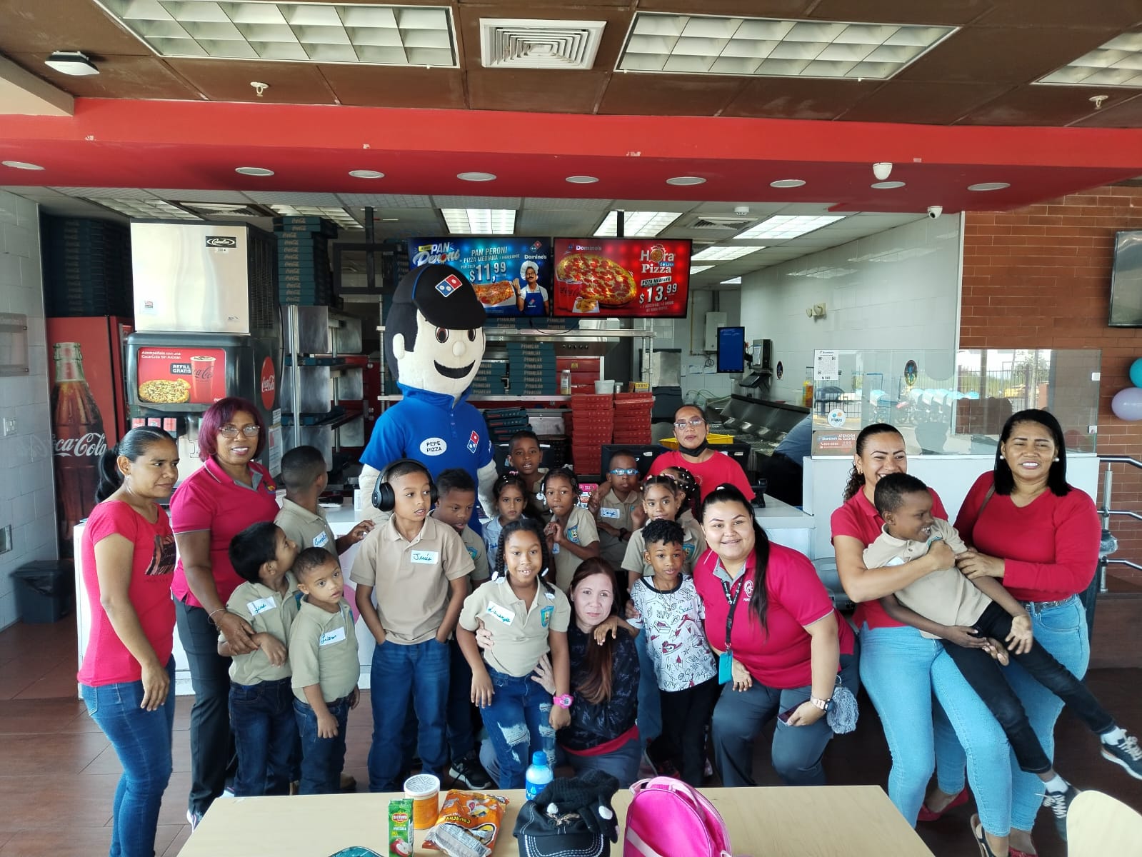Alumnos de Colón aprenden a hacer pizzas