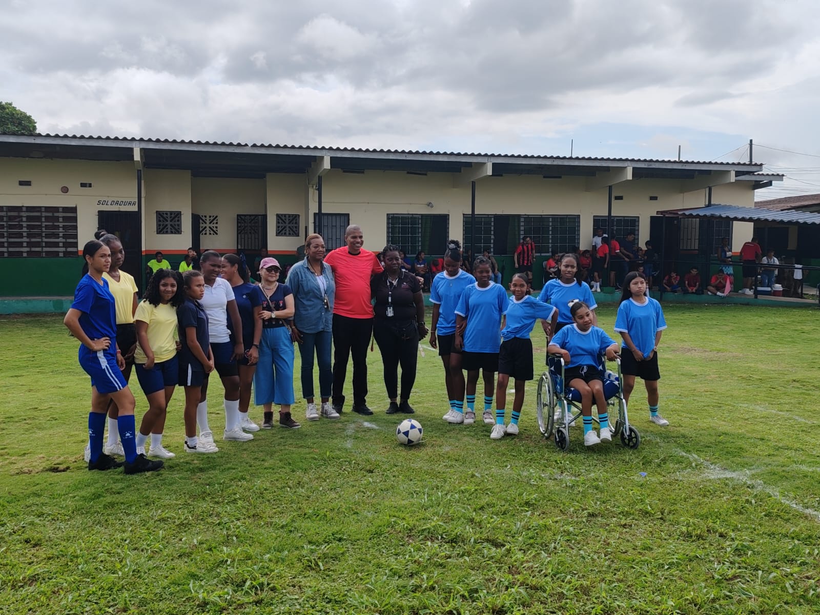 Estudiantes de Colón participan de jornada de torneo de fútbol