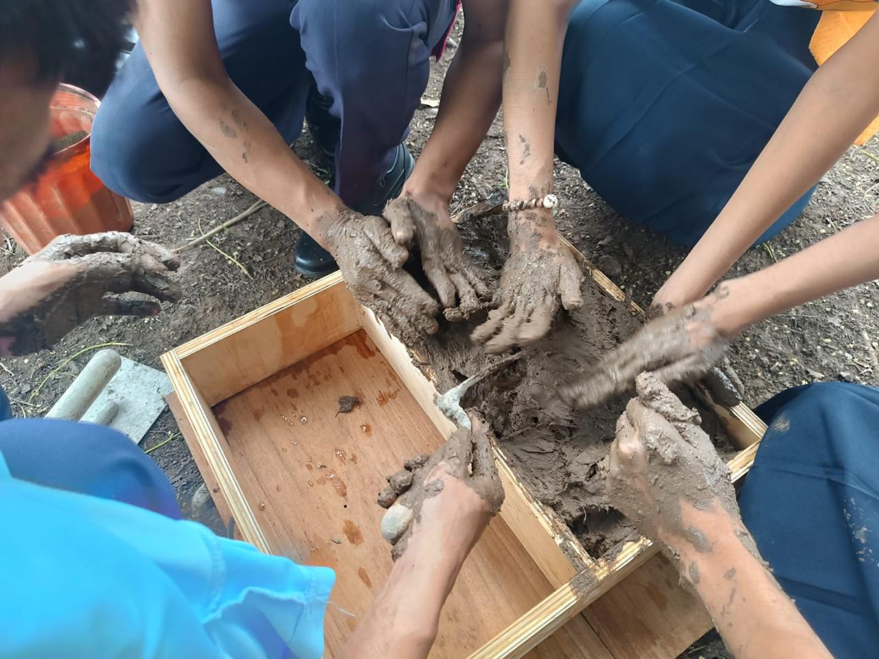 Estudiantes de CTI de Bocas del Toro fabrican ladrillos de barro