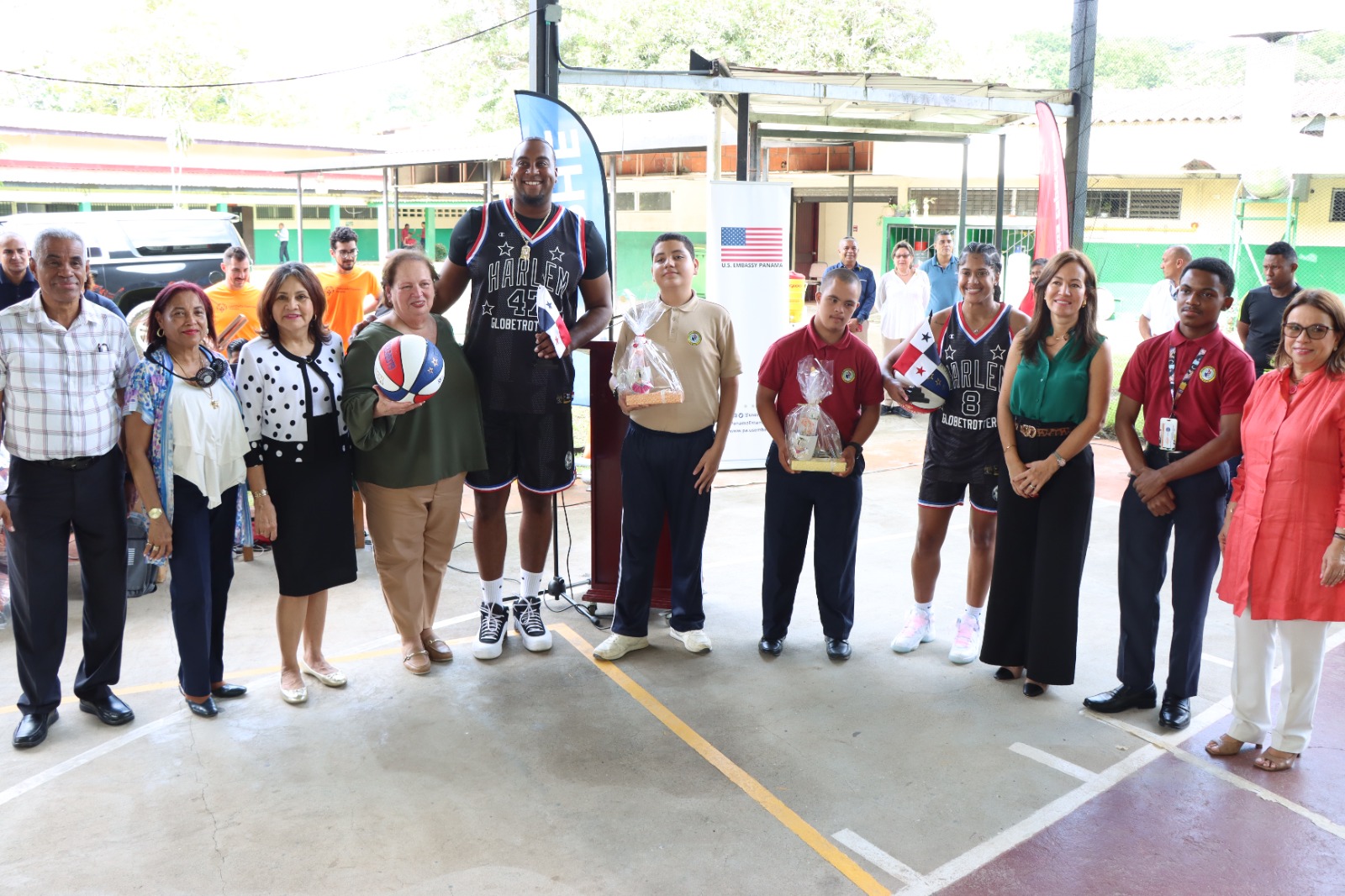 EVE recibe a Olimpiadas Especiales y a los Trotamundos de Harlem
