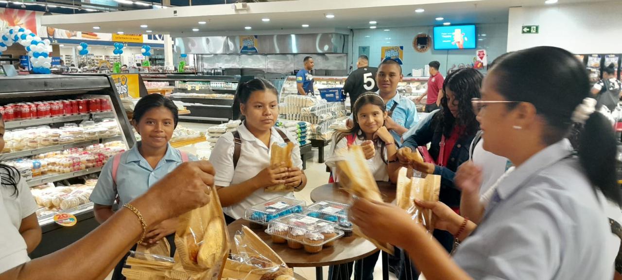 Grupo de premedia de Bocas del Toro participan en excursión educativa