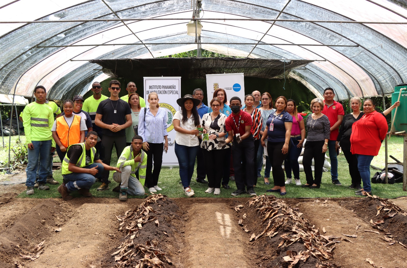 Inauguran huerto orgánico regenerativo en la EVE