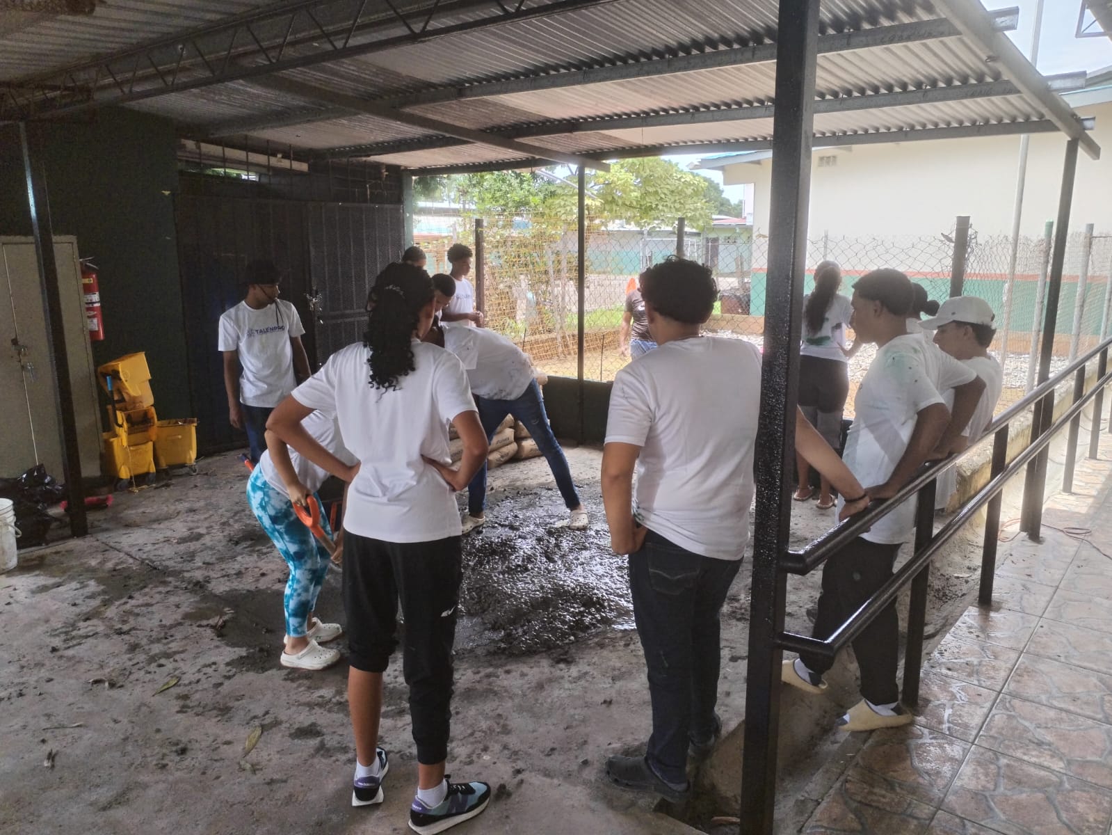 Estudiantes de Tocumen y Fundación Puertas Abiertas realizan labor social