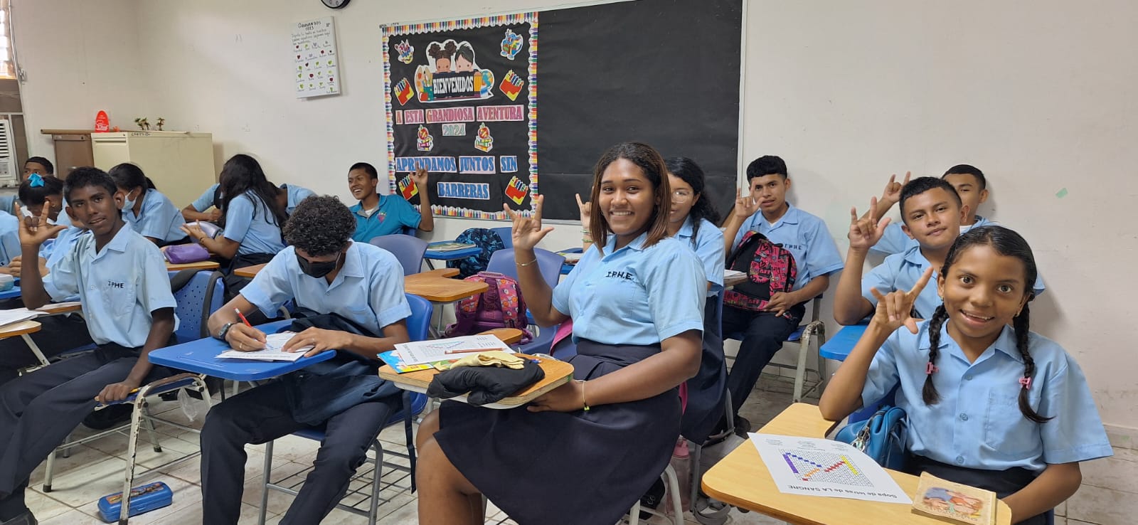 Estudiantes de Antón interpretan lengua de señas con pictogramas
