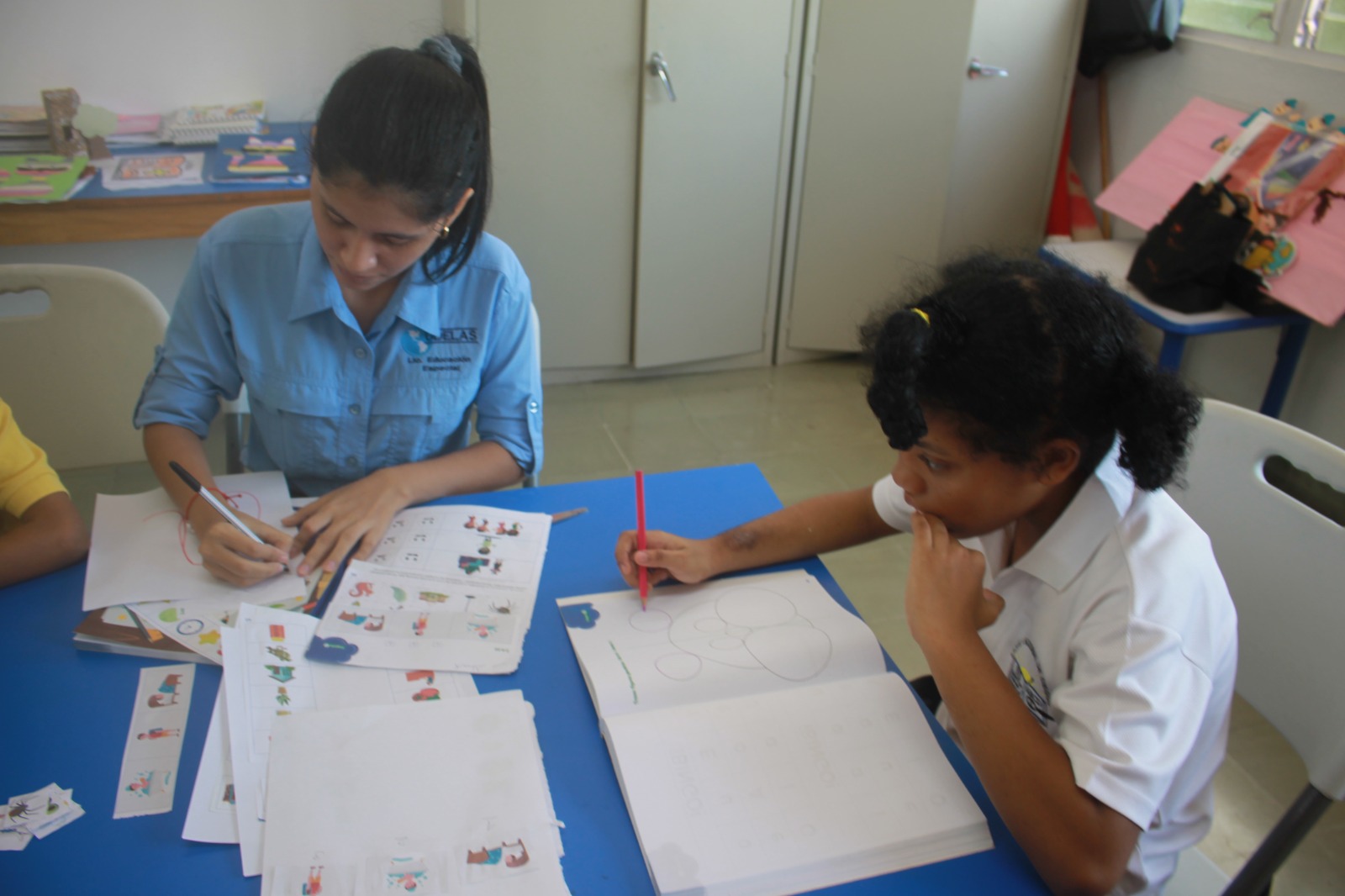Orientan a estudiantes de Primaria Retos Múltiples sobre uso de las vocales