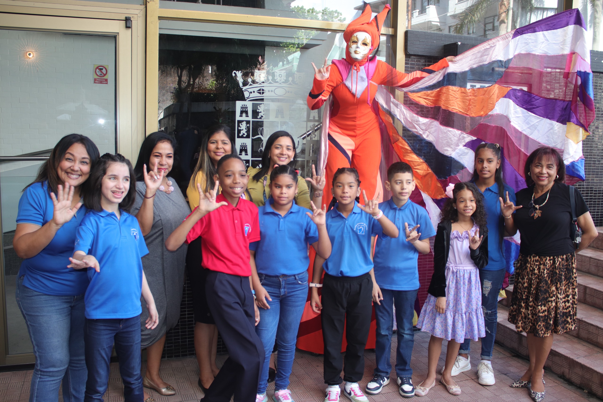 Niños de ENSOR asisten a la presentación de Concurso de Deletreo Manual