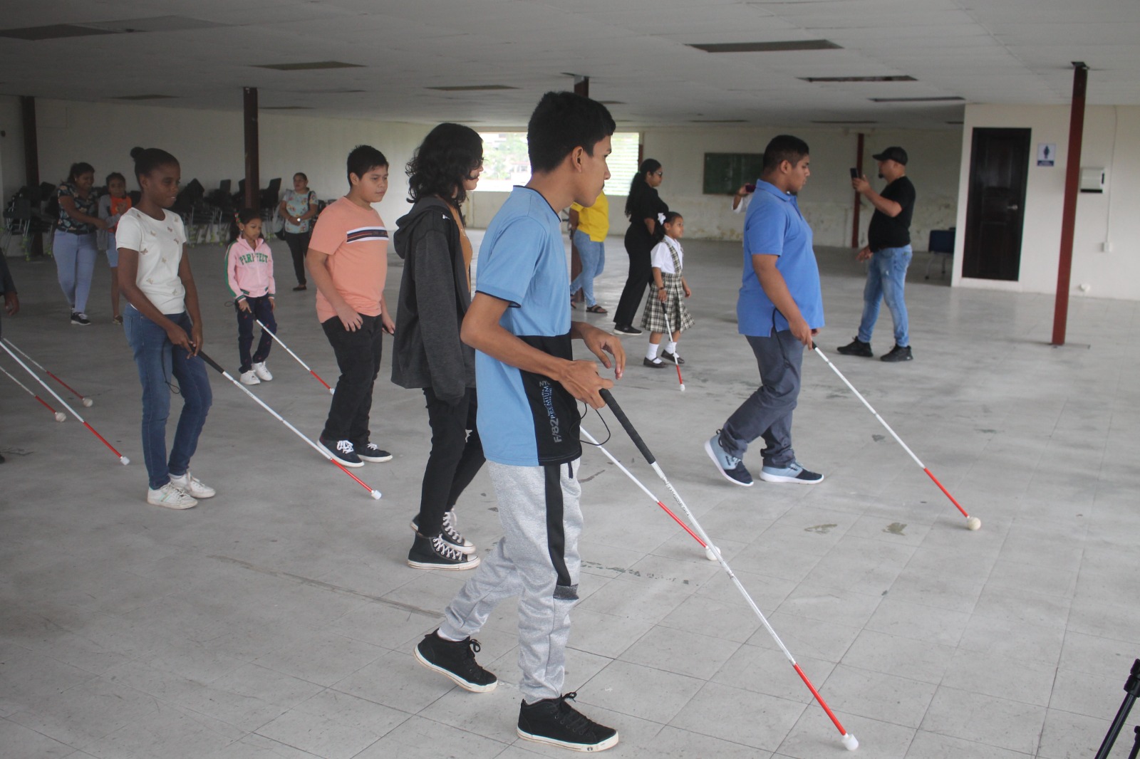Fortalecen conocimientos sobre orientación y movilidad de estudiantes ciegos durante tutorías inclusivas