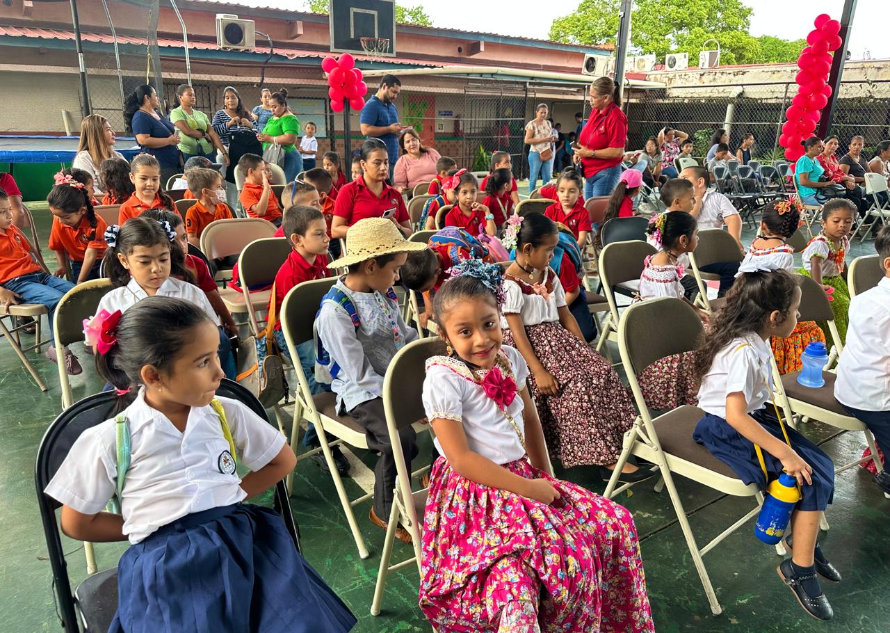 Conmemoran 55 años de servicio a la comunidad educativa de la sede de Los Santos
