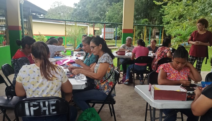 Madres de Veraguas participan de Taller de creación de Bisuterías
